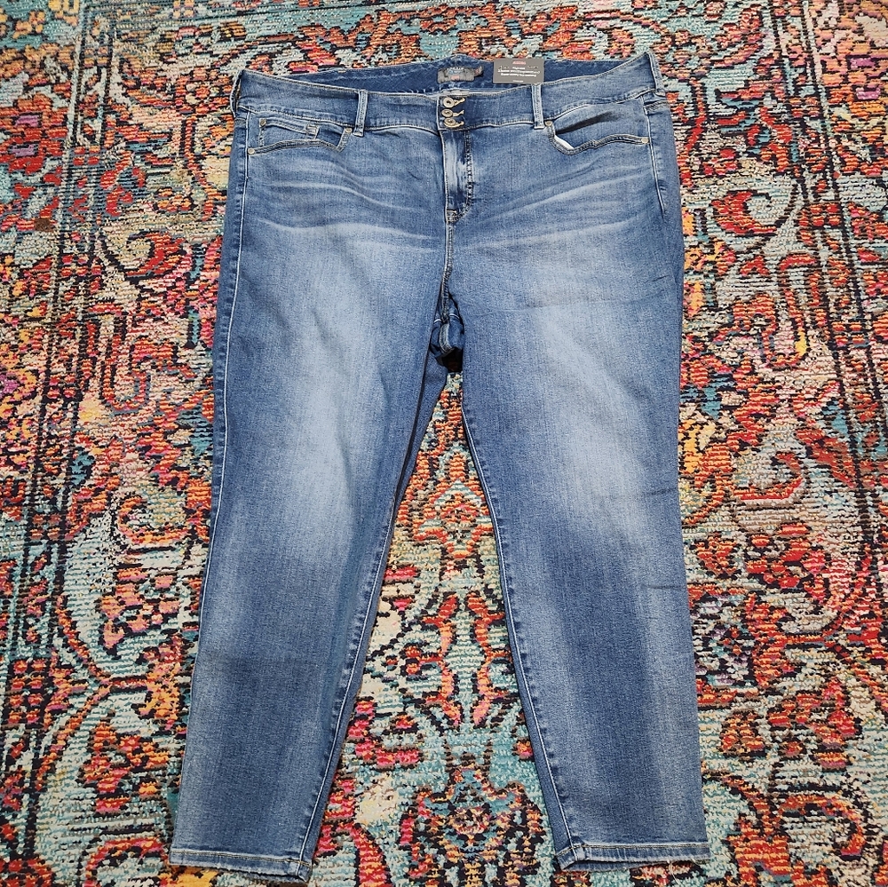 Torrid NWT Medium Wash High Rise  Jeggings